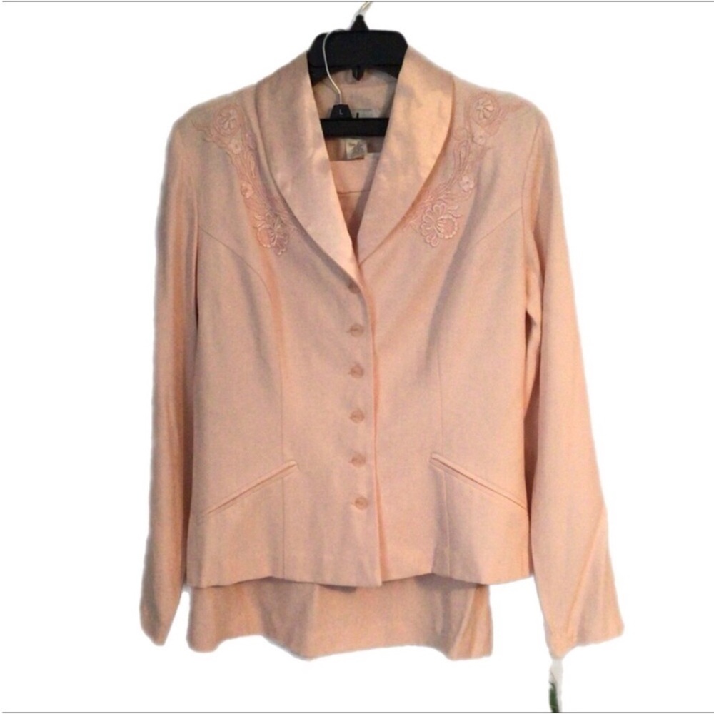 R.J. & Co. NWT Woman’s Pink Two Piece Skirt Set. Size 10.